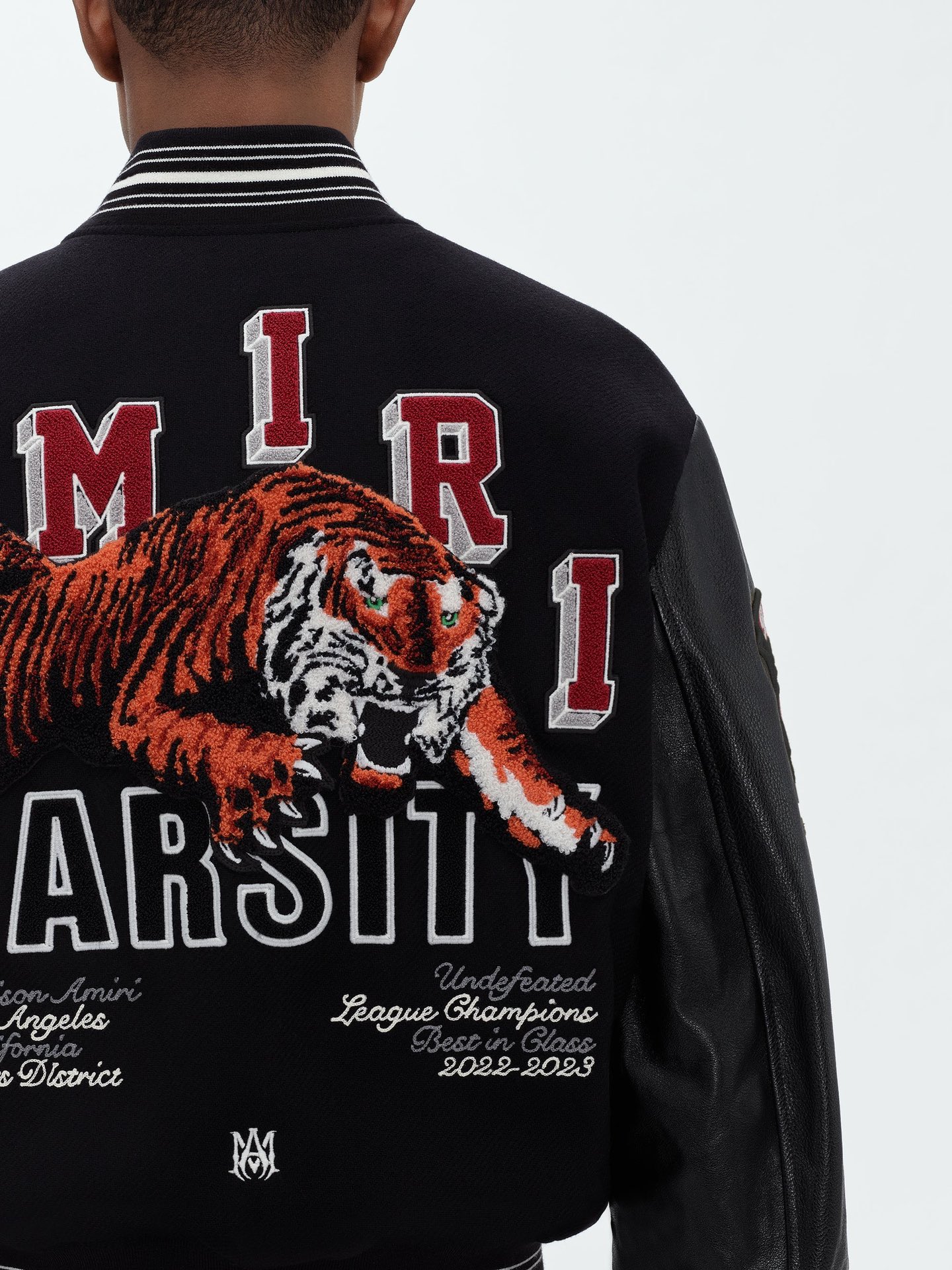 955295570